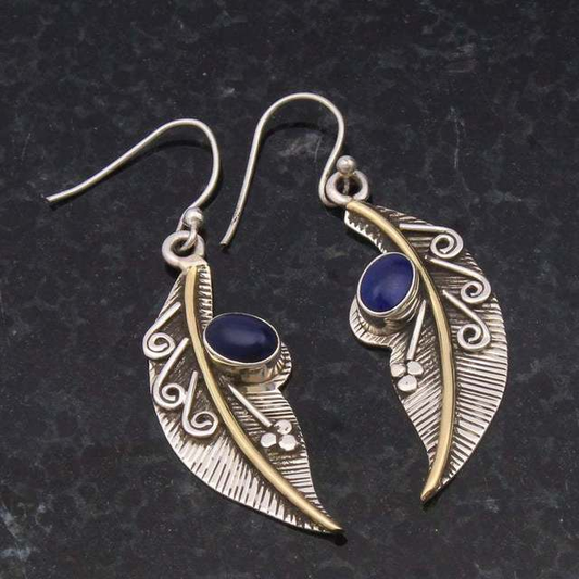 Feuille Plume | Boucles d'oreilles argentées avec nervure dorée et pierre bleue – Vue 01