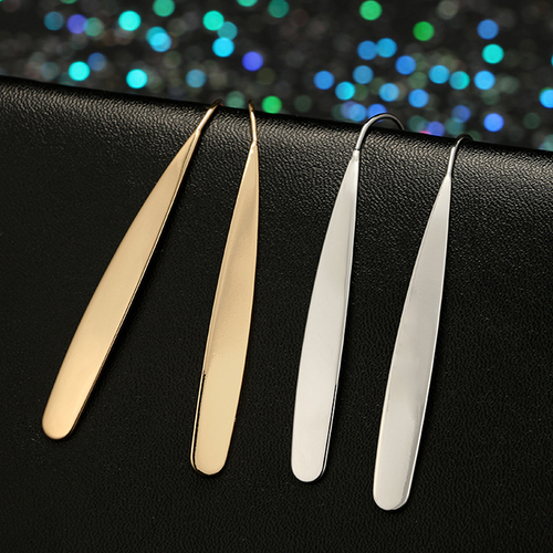 Ligne Épurée | Longues boucles d'oreilles à la forme effilée – Vue 01