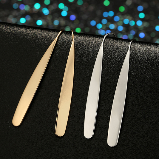 Ligne Épurée | Longues boucles d'oreilles à la forme effilée – Vue 01