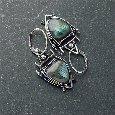Vert Ardoise | Boucles d'oreilles avec pierres en forme de goutte grises et vertes – Vue 01