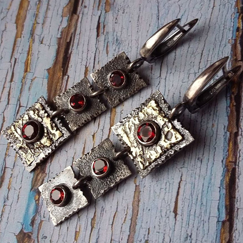 Rayure Rouge | Boucles d'oreilles argentées avec pierres rouges et zones dorées – Vue 01