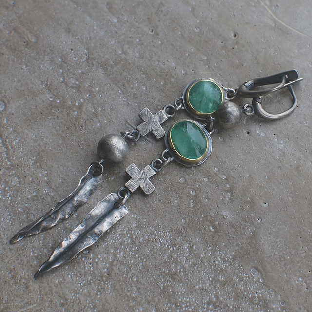 Lance Verte | Longues boucles d'oreilles argentées avec pierres vertes – Vue 01