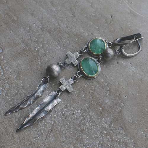 Lance Verte | Longues boucles d'oreilles argentées avec pierres vertes – Vue 01