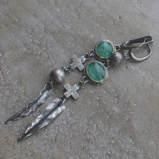 Lance Verte | Longues boucles d'oreilles argentées avec pierres vertes – Vue 01