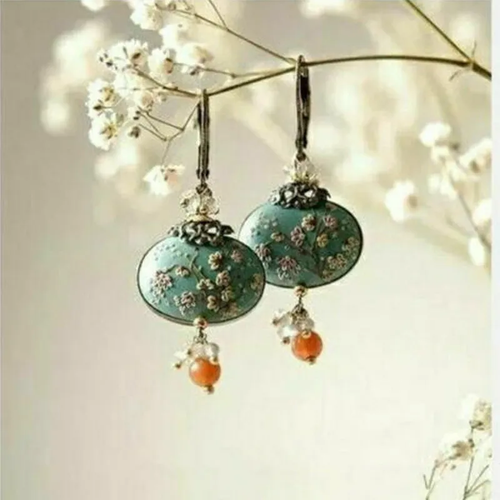 Bouton Vert | Boucles d'oreilles avec disques floraux verts et perles blanches – Vue 01