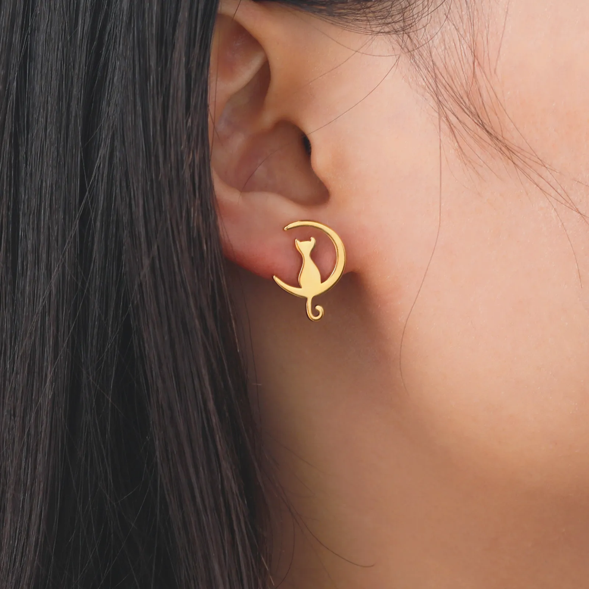 Chat de Lune | Boucles d'oreilles dorées avec chat et lune – Vue 01