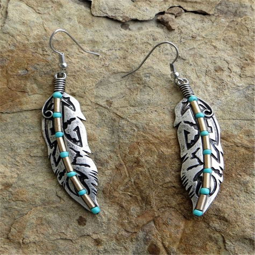Spire de Plume | Boucles d'oreilles argentées avec plume et incrustation turquoise – Vue 01
