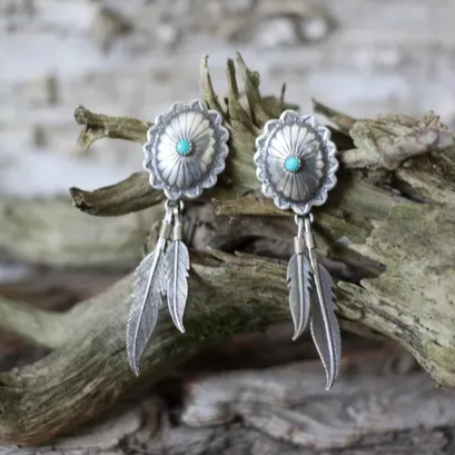 Semis de Plumes | Boucles d'oreilles argentées avec plume et pierre turquoise – Vue 01