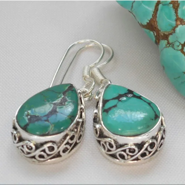 Bordure Volutée | Boucles d'oreilles argentées avec pierres turquoise – Vue 01