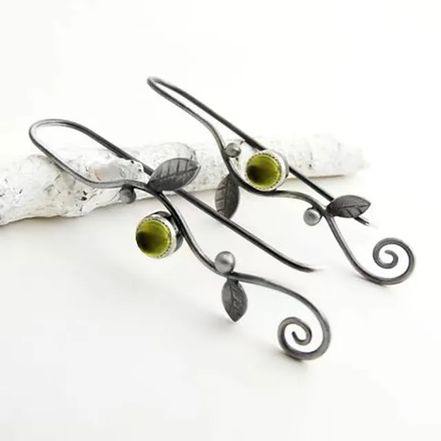 Liane | Longues boucles d'oreilles avec liane torsadée et pierre verte – Vue 01