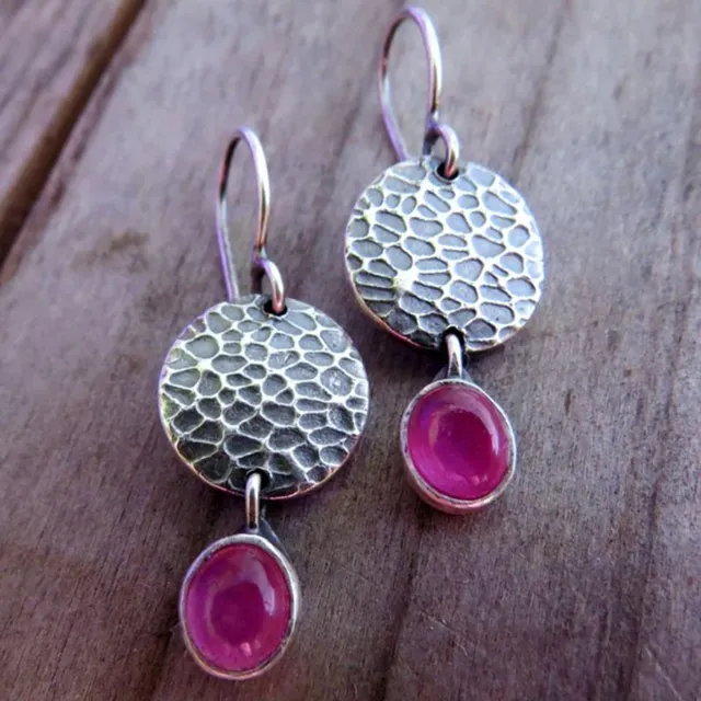 Disque Fuchsia | Boucles d'oreilles argentées avec disque martelé et pierre fuchsia ovale – Vue 01