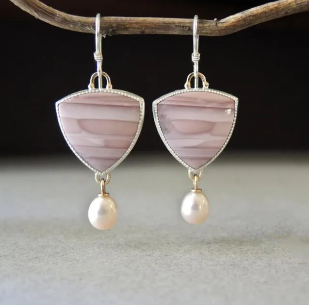 Bouclier de Rose | Boucles d'oreilles argentées avec pierre rose et goutte blanche – Vue 01