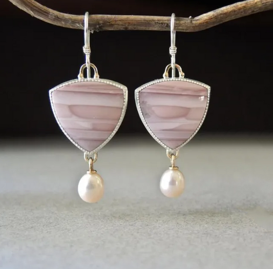 Bouclier de Rose | Boucles d'oreilles argentées avec pierre rose et goutte blanche – Vue 01