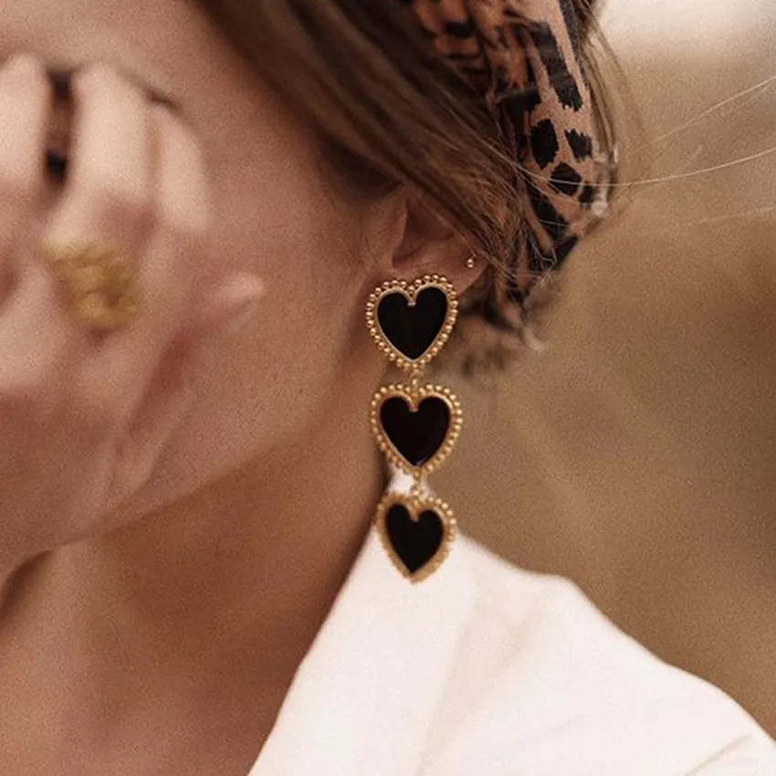 Cascade de Cœurs | Boucles d'oreilles dorées avec cœurs noirs – Vue 01