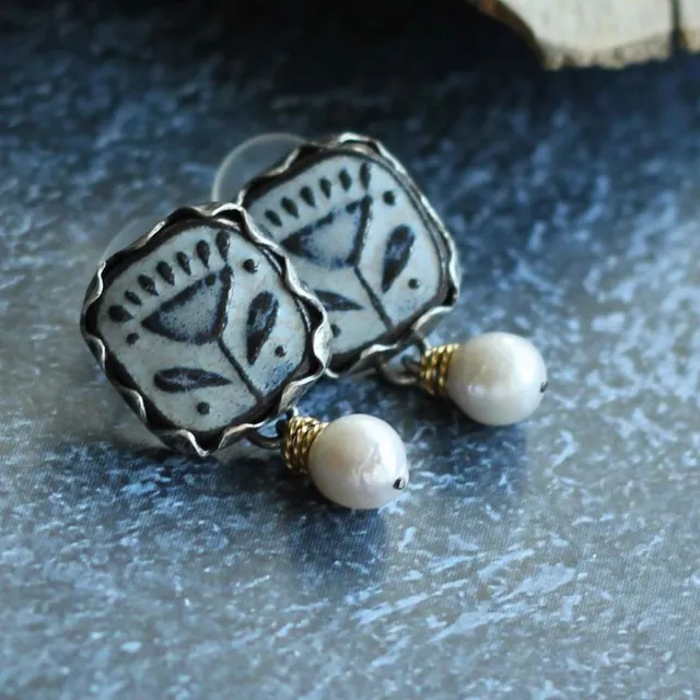 Arc Pointillé | Boucles d'oreilles à motif sombre et détail ovale blanc – Vue 01