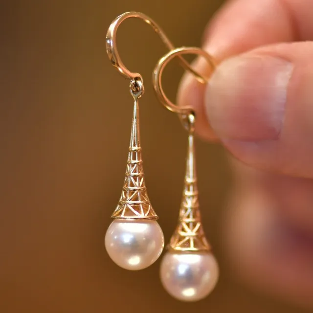 Flèche de Tour | Boucles d'oreilles dorées avec flèche ajourée et perle blanche – Vue 01