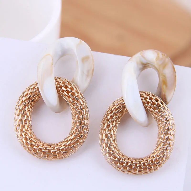 Double Nœud | Boucles d'oreilles dorées avec anneaux entrelacés – Vue 01