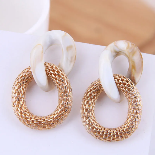 Double Nœud | Boucles d'oreilles dorées avec anneaux entrelacés – Vue 01