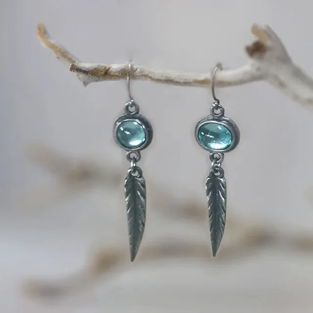 Bleu Plume | Boucles d'oreilles argentées avec plume et pierre bleu clair – Vue 01