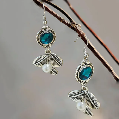 Branche Feuillue | Longues boucles d'oreilles avec pierre bleu-vert et trois feuilles – Vue 01