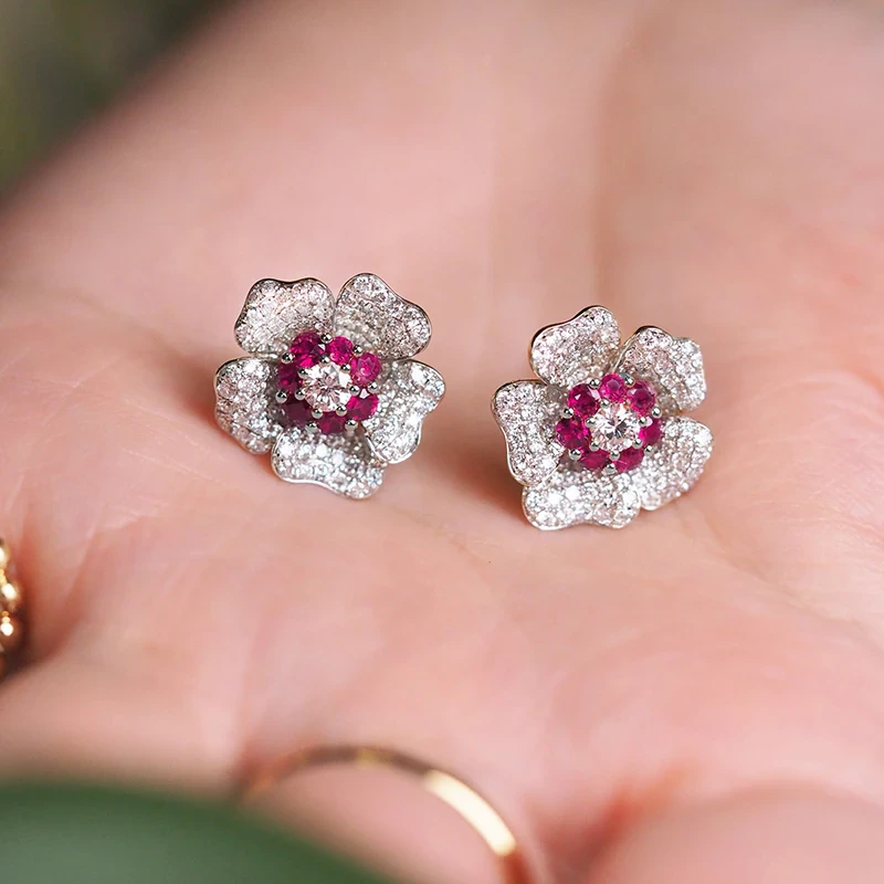 Noyau Fuchsia | Boucles d'oreilles fleurs argentées avec pierres fuchsia et claires – Vue 01