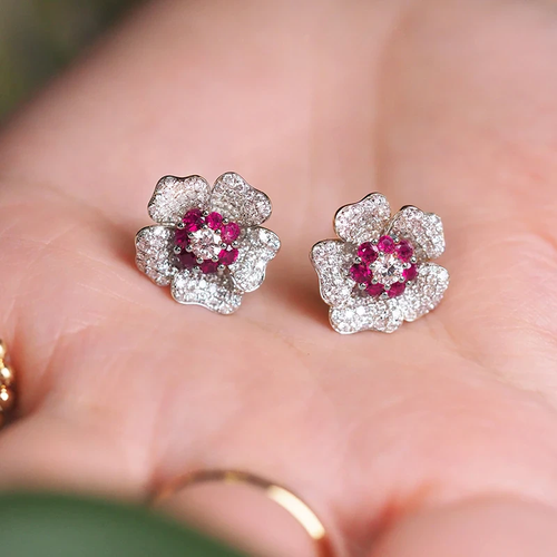 Noyau Fuchsia | Boucles d'oreilles fleurs argentées avec pierres fuchsia et claires – Vue 01