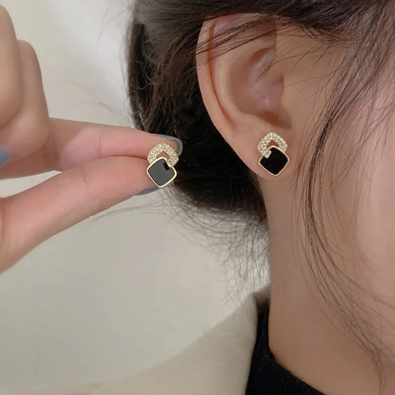 Pierre Noire | Boucles d'oreilles dorées avec pierre noire – Vue 01