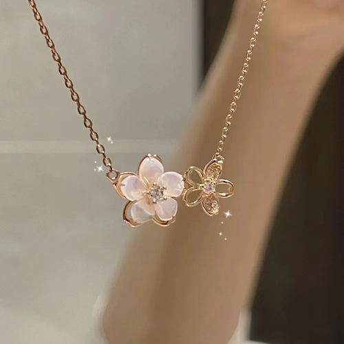 Margaux | Collier avec pendentif floral et détails clairs – Vue 01