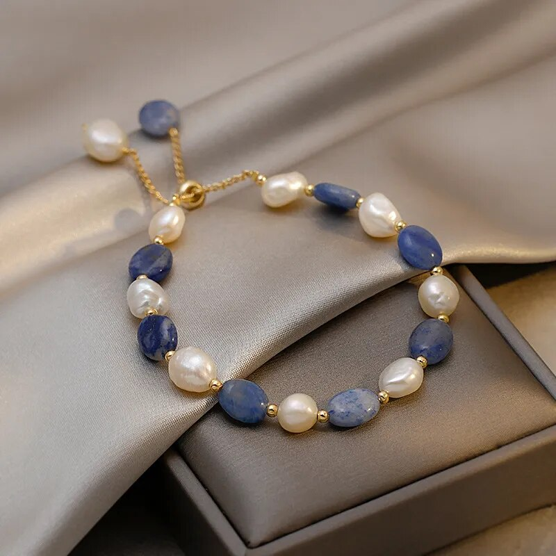 Lagune Bleue | Bracelet avec pierres bleues et perles blanches – Vue 01