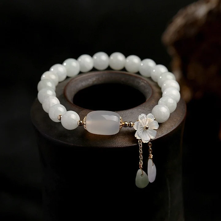 Couronne Ivoire | Bracelet avec perles blanches et détail floral – Vue 01