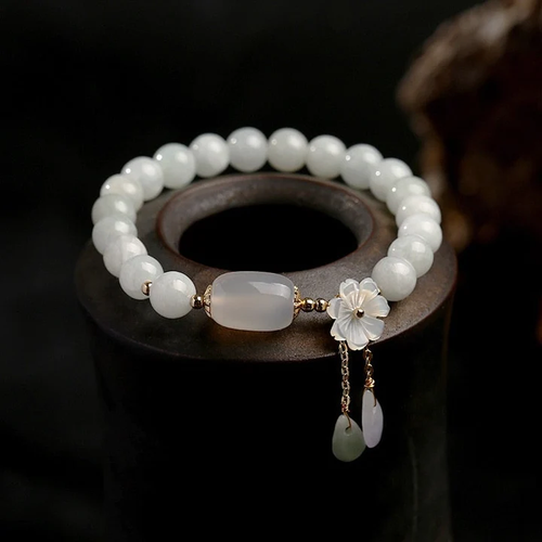 Couronne Ivoire | Bracelet avec perles blanches et détail floral – Vue 01