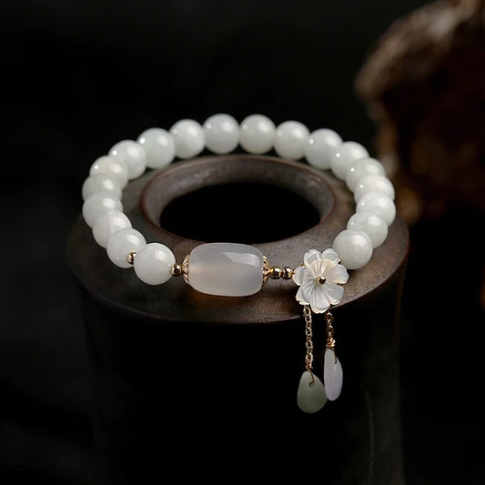 Couronne Ivoire | Bracelet avec perles blanches et détail floral – Vue 01