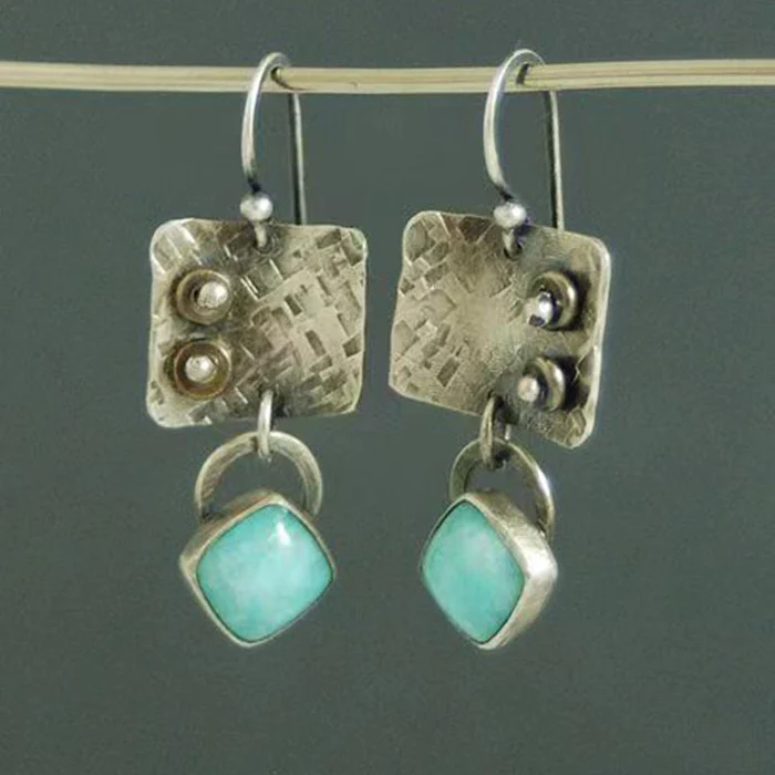 Carré Clouté | Boucles d'oreilles avec pierre turquoise carrée – Vue 01