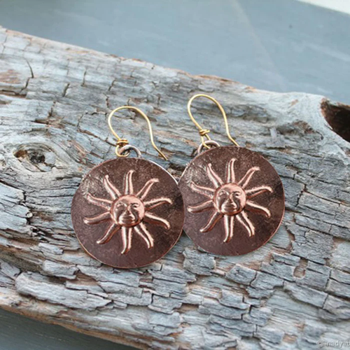 Soleil de Cuivre | Boucles d'oreilles à motif solaire cuivré – Vue 01