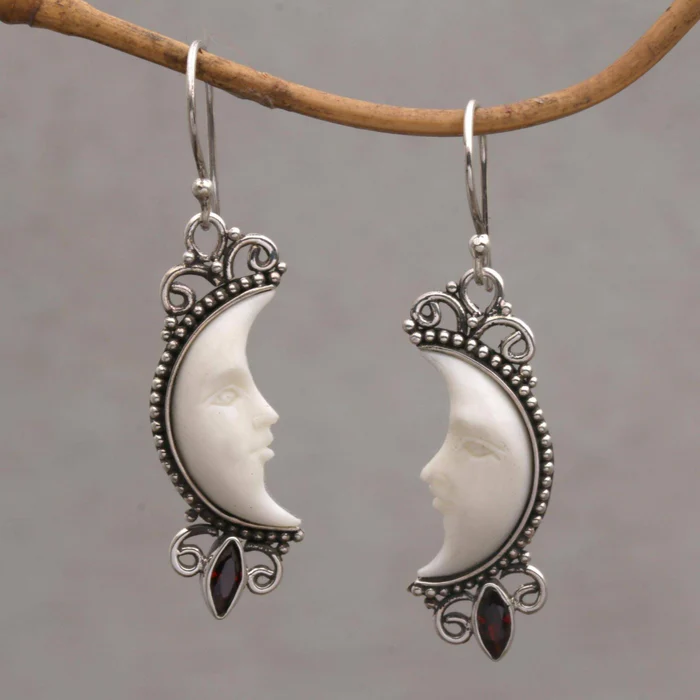 Visage de Lune | Boucles d'oreilles argentées avec visage de lune – Vue 01
