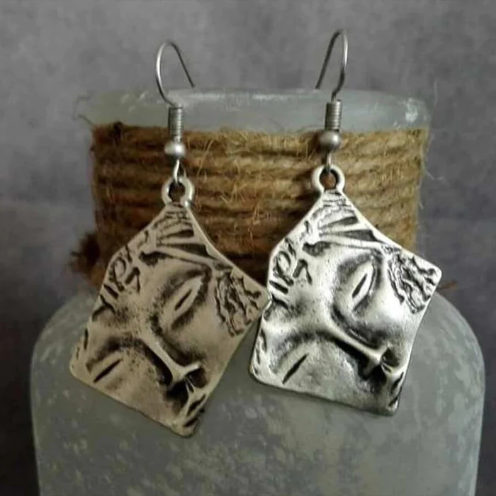 Visage de Lune | Boucles d'oreilles carrées avec visage en relief – Vue 01