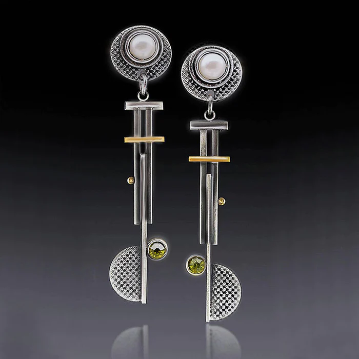 Cascade en Colonne | Longues boucles d'oreilles avec détail blanc et barres argentées – Vue 01