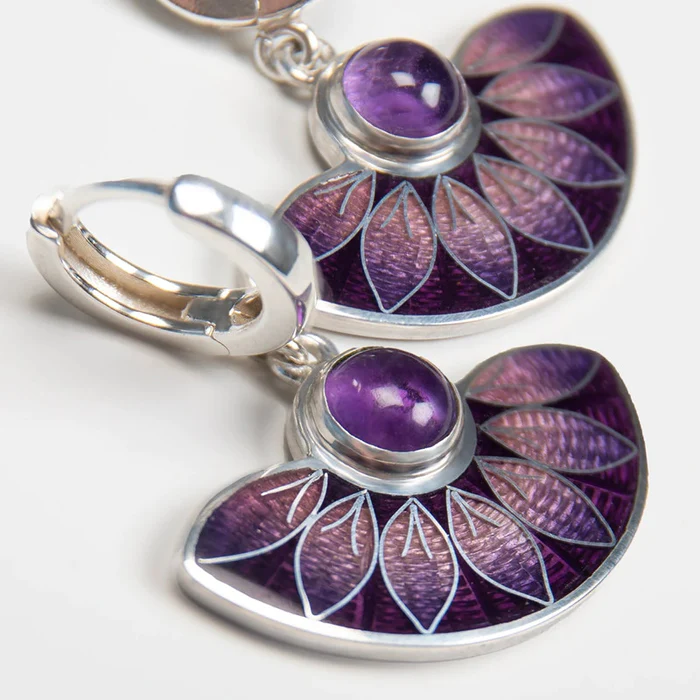 Éventail Violet | Boucles d'oreilles argentées en forme d'éventail violet – Vue 01