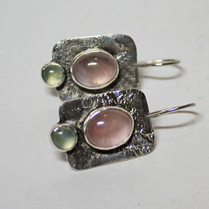 Champ Rose | Boucles d'oreilles carrées argentées avec pierre rose clair – Vue 01