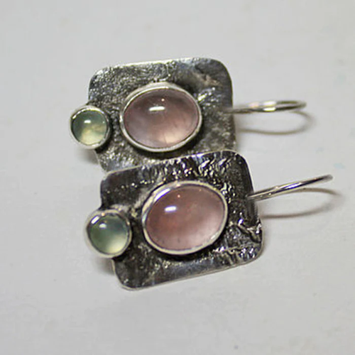 Champ Rose | Boucles d'oreilles carrées argentées avec pierre rose clair – Vue 01