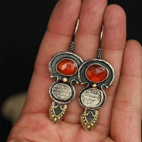 Rouge Ethnique | Boucles d'oreilles argentées avec pierre rouge orangé et disques en forme de pièce – Vue 01