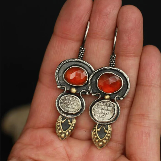 Rouge Ethnique | Boucles d'oreilles argentées avec pierre rouge orangé et disques en forme de pièce – Vue 01