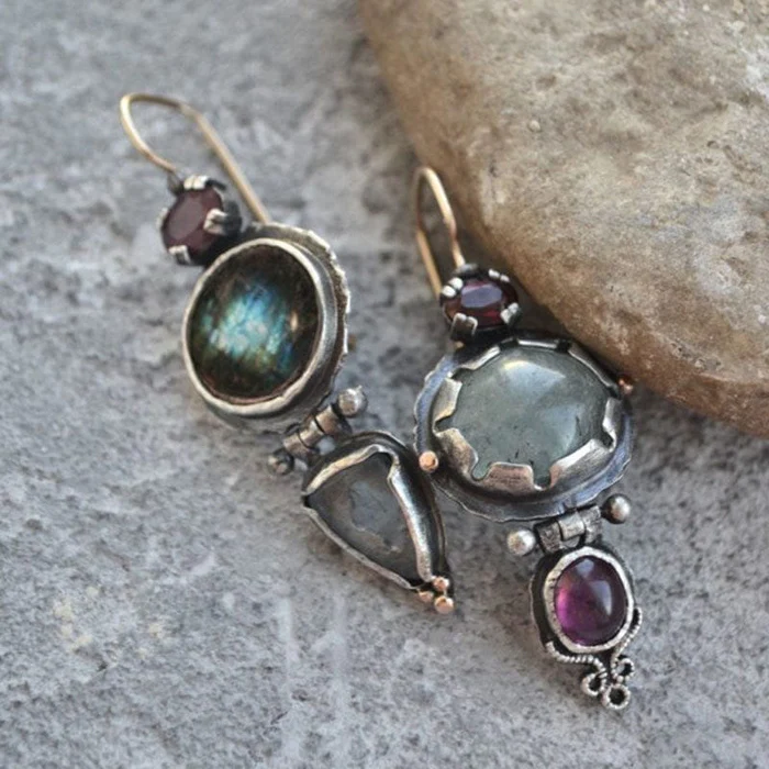 Crépuscule | Boucles d'oreilles argentées et dorées avec pierres bleu-gris – Vue 01