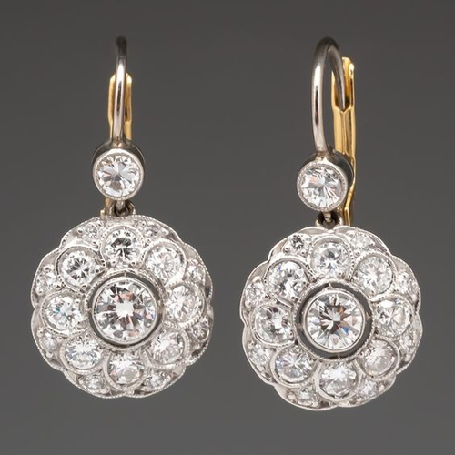 Éclat Fleuri | Boucles d'oreilles avec pierres claires en forme de fleur – Vue 01