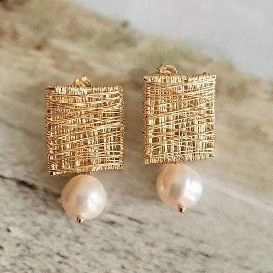 Or Tissé | Boucles d'oreilles dorées avec plaque tissée et perle blanche – Vue 01