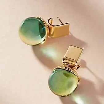 Perle Verte | Boucles d'oreilles dorées avec pierre verte – Vue 01