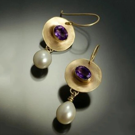 Coupe Violette | Boucles d'oreilles dorées avec pierre violette et goutte claire – Vue 01