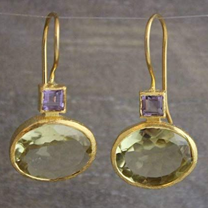 Violet et Citron Vert | Boucles d'oreilles dorées avec pierre violette et vert clair – Vue 01