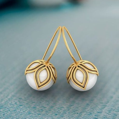 Coupe Calcaire | Boucles d'oreilles dorées avec perle blanche dans un calice floral – Vue 01