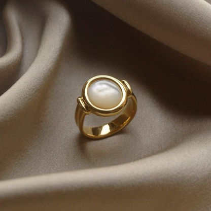 Couronne de Perles | Bague dorée avec pierre blanche ronde – Vue 01